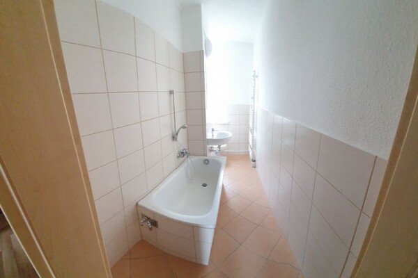 frei ab 01.05.26, neues Bad mit Badewanne,